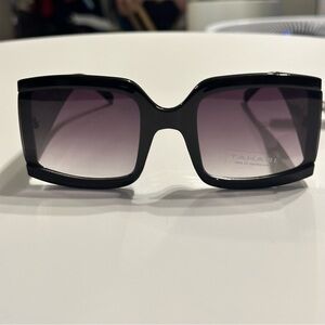 Tahari TH810 Oversized Square Sunglasses – Black + Gradient Lens (NWT)